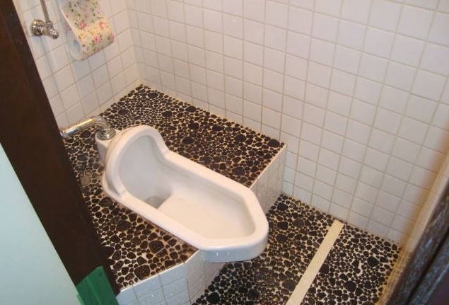 【広島県安芸郡】「トイレの床タイルに水漏れ」原因と修理方法は？