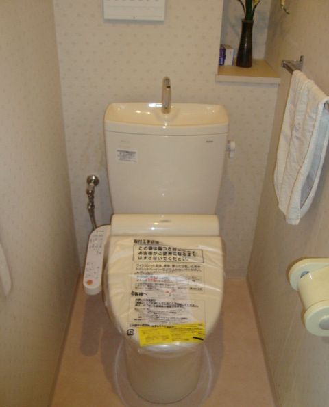 【広島市】トイレの給水パイプから水漏れ・自分でできる修理方法：トイレの床から水漏れが起こる原因