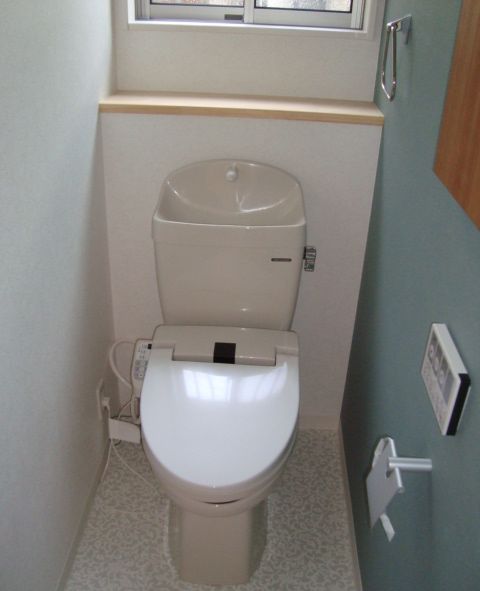 【広島市】1・2階のトイレのタンクから便器に水漏れする原因と修理