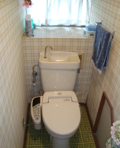 【広島市】トイレの床に水漏れ発生！原因と修理方法・応急処置を解説