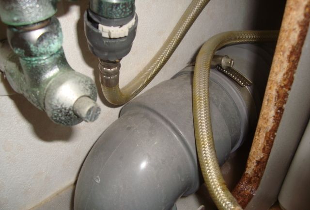 【広島市】トイレの排水パイプから水漏れ・パッキン交換の修理方法：トイレの配管から水漏れ
