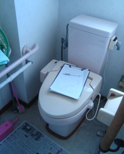 【広島市】トイレの床に水漏れ・ロータンクの故障・便器の取替え