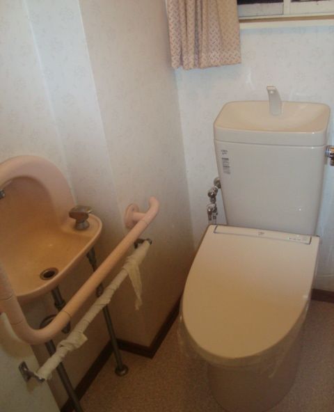 トイレの床に水漏れ・ロータンクの故障・トイレ便器取替え【広島市】
