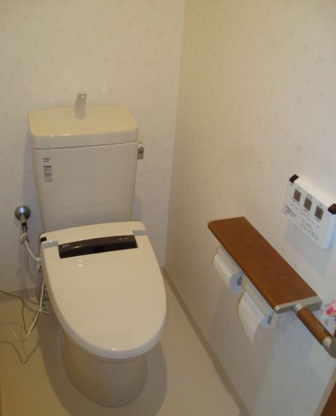 【広島市】「トイレが水漏れ」してしまう原因と修理する方法をご紹介：ウォシュレット・温水洗浄便座も故障してるので便器交換になりました。