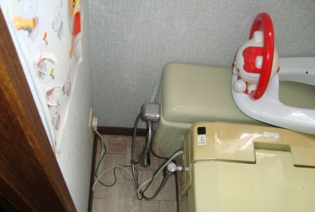 【広島市】トイレの床に水漏れ・水道水か汚水か？原因と修理方法：水漏れが発生した場合、冷静に応急処置を行うことが重要です。