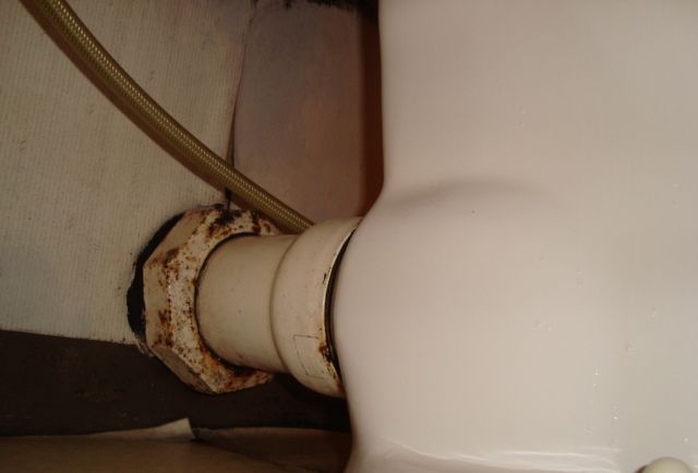 トイレからの水漏れによって床が濡れている場合は、すぐに対応が必要です。