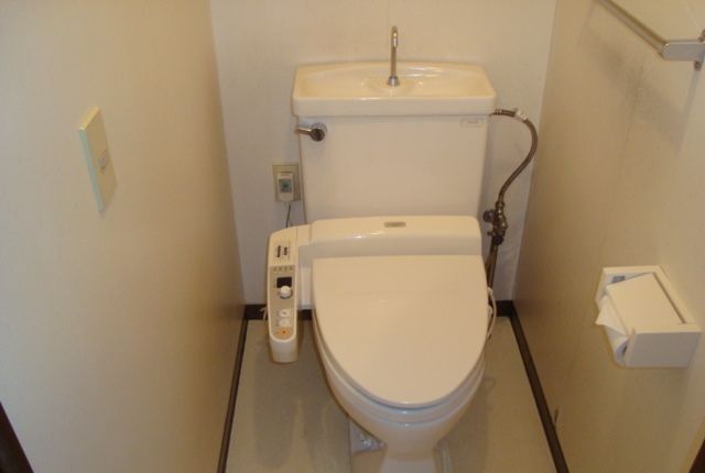 【広島市】トイレの床に水漏れ・排水か水道か原因と対策を徹底解説