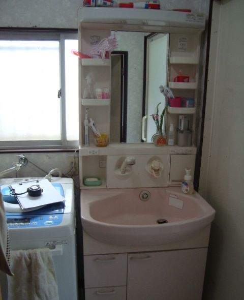 【広島市東区】洗面台の水漏れ・まずやることは止水栓の水を止める