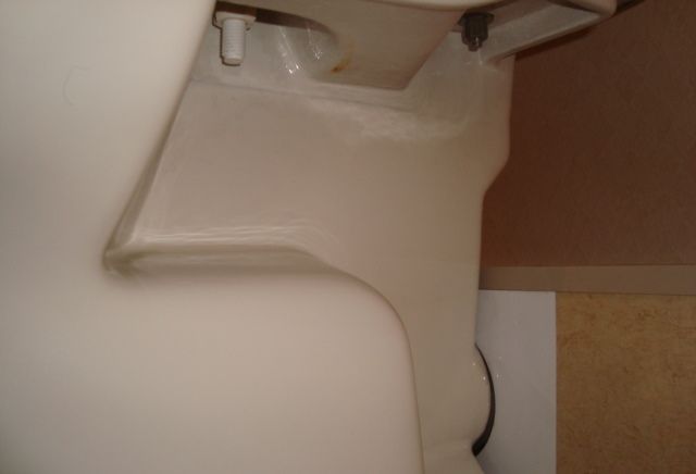 トイレの床に水漏れが起こる場合、便器と床の接続部からの水漏れであることが考えられます。