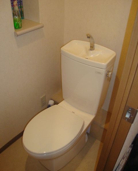 【広島県安芸郡府中町】トイレ便器と床の間の水漏れ原因と修理