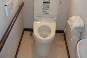広島市｜トイレ・水漏れするINAX 便器をTOTO 便器に取替え