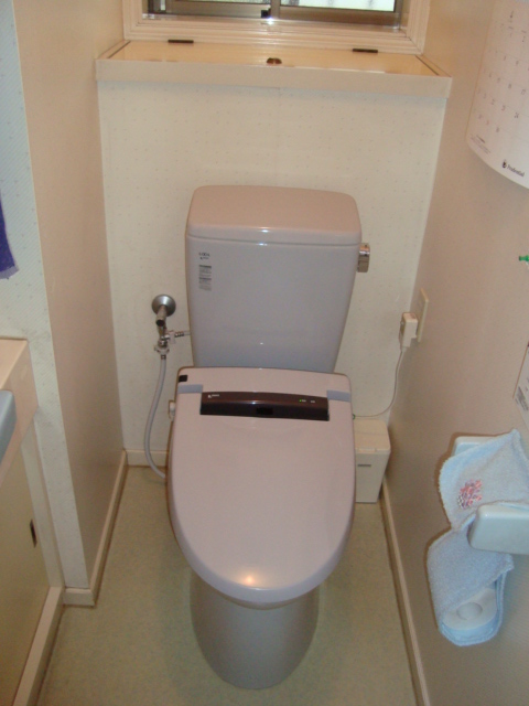 【トイレの水漏れ】 便器の中に水が流れる原因と対処方法【広島市】