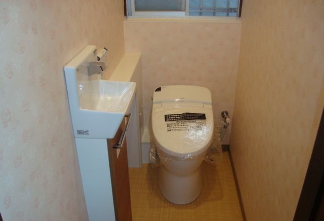トイレにすっきり納まる手洗キャビネット。収納しっかりでトイレ空間を充実活用できます。