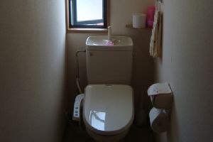 広島市東区・トイレ流すと便器と床の間から水漏れ