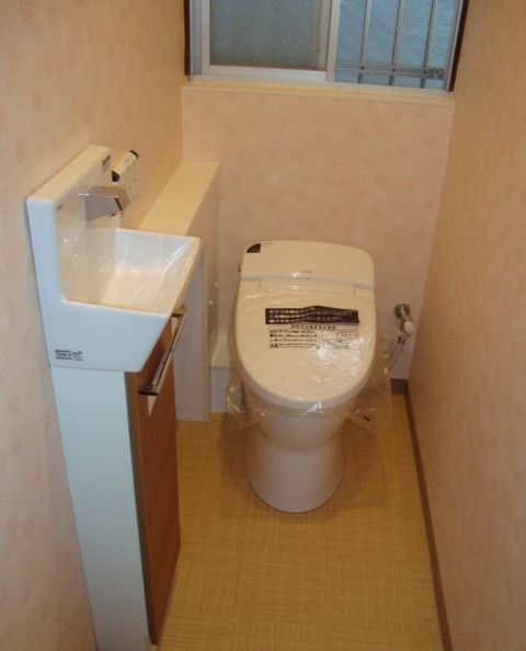 トイレ水漏れ便器から取替え、交換。