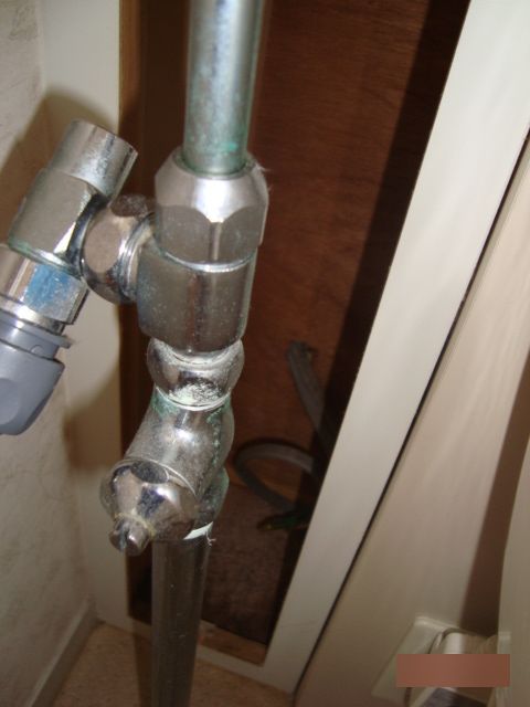 止水栓・広島市東区｜トイレの水漏れ、止水栓・給水管のパッキンが原因か？