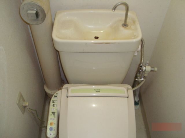 【広島市南区仁保】トイレ水漏れ、床に水漏れしてる！修理方法は？
