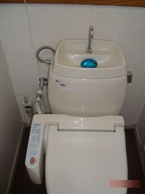 広島市｜トイレの水漏れ・タンク部品修理料金は？水漏れの原因は?
