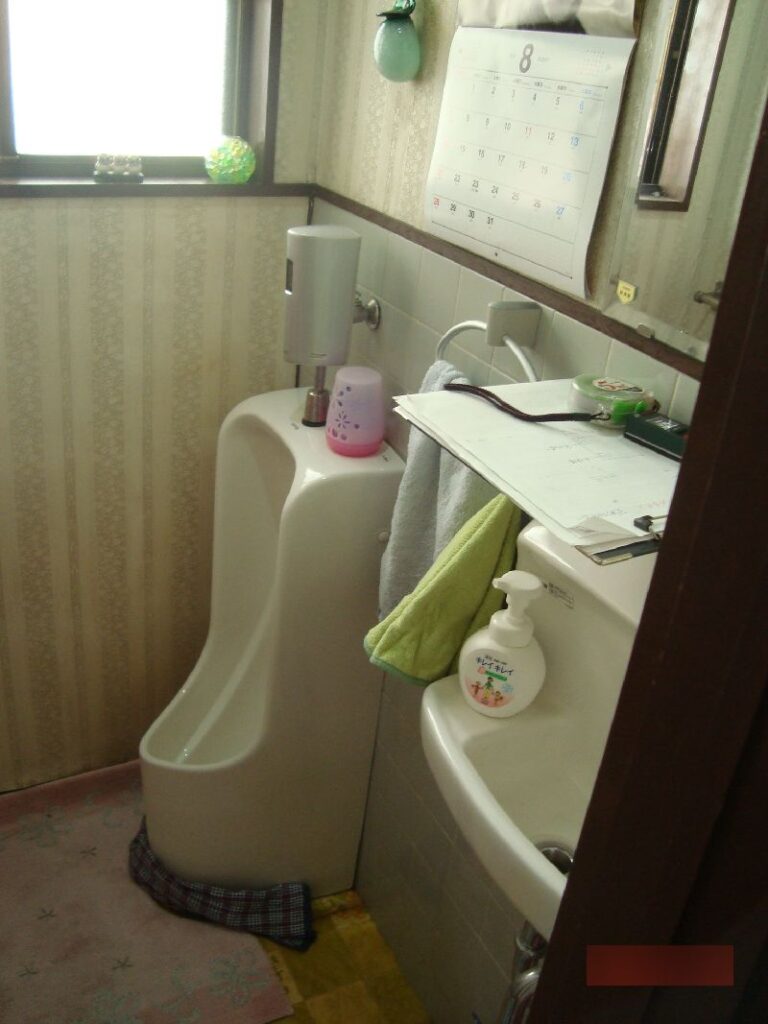 【広島市南区宇品】トイレ水漏れ、小便器の水漏れ原因と修理方法