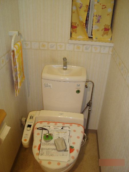 トイレの水が止まらない・広島市東区｜【トイレの水漏れ】便器の下に水漏れ【修理方法】