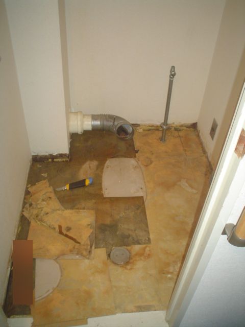 トイレ詰まりからの床に水漏れ