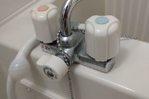 浴室蛇口・２ハンドル混合栓のシャワーホース水漏れ【府中町】