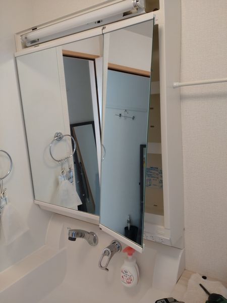 洗面化粧台の鏡扉が壊れた！【広島県広島市西区】