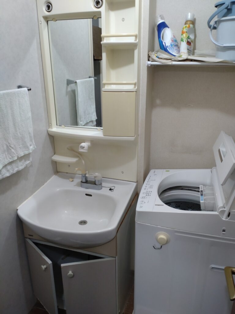 蛇口の水漏れ!洗面化粧台の撤去と新設工事・LIXIL(INAX)