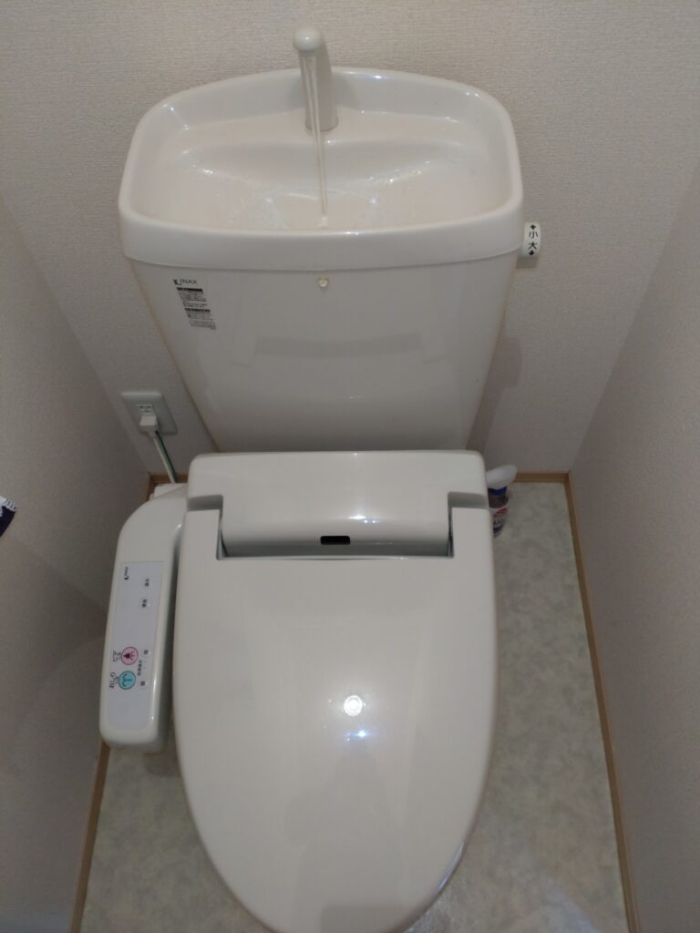 トイレの便器の中に水漏れ・水道局からから漏水注意喚起！