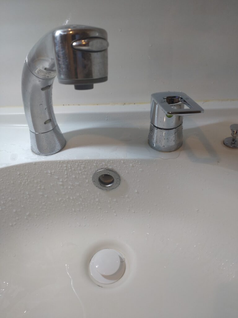 洗面台の蛇口水漏れ！故障！KVK・PZ110YBEC・Z5271HDEC